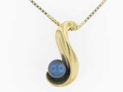 gold and pearl pendant